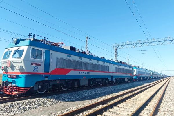 中鐵三局首臺電力機車在黃萬鐵路上線運營